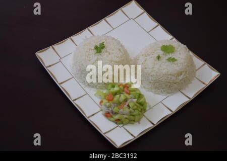 Due ciotola di bollire il riso con insalata con spazio per aggiungere il testo Foto Stock