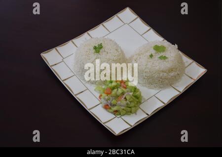 Due ciotola di bollire il riso con insalata con spazio per aggiungere il testo Foto Stock