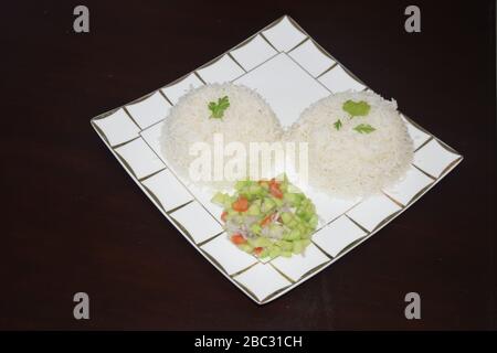 Due ciotola di bollire il riso con insalata con spazio per aggiungere il testo Foto Stock