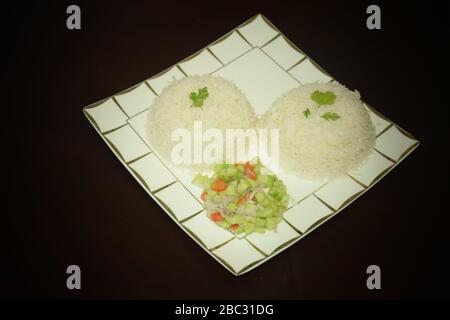 Due ciotola di bollire il riso con insalata con spazio per aggiungere il testo Foto Stock