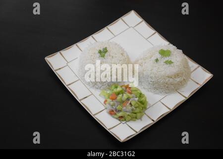 Due ciotola di bollire il riso con insalata con spazio per aggiungere il testo Foto Stock