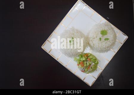 Due ciotola di bollire il riso con insalata con spazio per aggiungere il testo Foto Stock