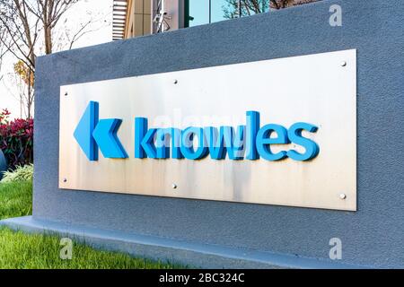 Mar 30, 2020 Mountain View / CA / USA - logo Knowles presso la loro sede centrale in Silicon Valley; Knowles Corporation progetta e produce AC avanzato Foto Stock