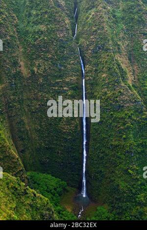 Una cascata sulla costa Na Pali di Kauai Foto Stock