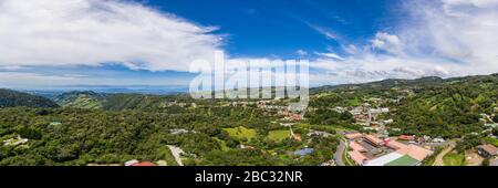 Vista panoramica aerea della città di Santa Elena, porta d'ingresso alle foreste nuvolose del Costa Rica centrale e la famosa riserva forestale Monteverde Cloud. Foto Stock