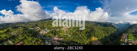 Vista panoramica aerea della città di Santa Elena, porta d'ingresso alle foreste nuvolose del Costa Rica centrale e la famosa riserva forestale Monteverde Cloud. Foto Stock