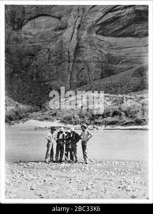 Gruppo di cercatori d'oro sul fiume Colorado in Glen Canyon fino da Lee traghetto, Grand Canyon, ca.1900 Foto Stock