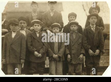 Gruppo di alcuni dei lavoratori più giovani del Merrimack Mills. Tutti hanno un lavoro costante. Vedere rapporto Hine. Foto Stock