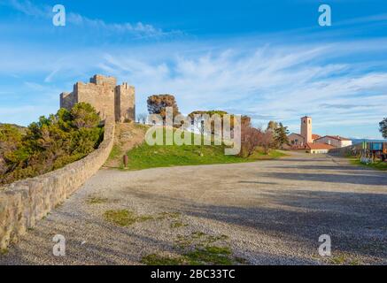 Talamone (Toscana, Italia) - piccolo borgo con porto e castello sul mare, nel comune di Orbetello, Monte Argentario, regione Toscana Foto Stock