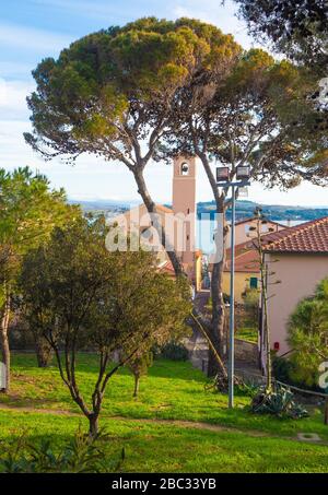 Talamone (Toscana, Italia) - piccolo borgo con porto e castello sul mare, nel comune di Orbetello, Monte Argentario, regione Toscana Foto Stock