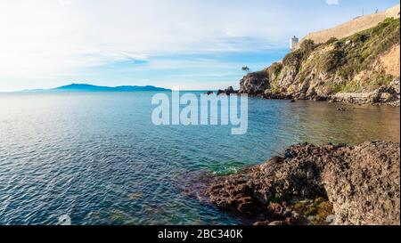 Talamone (Toscana, Italia) - piccolo borgo con porto e castello sul mare, nel comune di Orbetello, Monte Argentario, regione Toscana Foto Stock