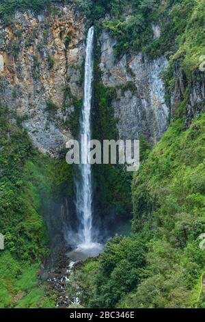 Una delle cascate più alte di tutta l'Indonesia, un grande splash Foto Stock