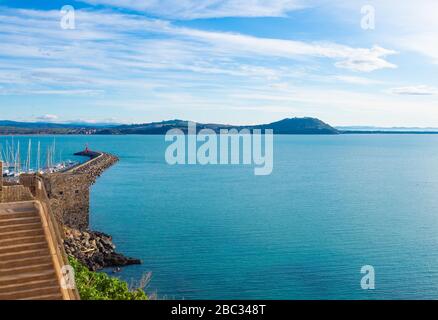 Talamone (Toscana, Italia) - piccolo borgo con porto e castello sul mare, nel comune di Orbetello, Monte Argentario, regione Toscana Foto Stock