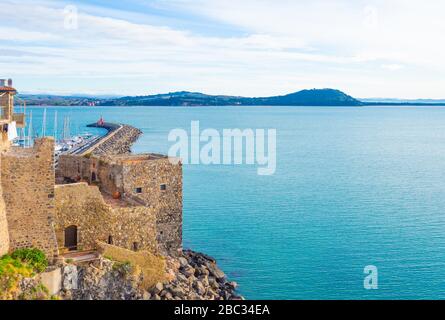 Talamone (Toscana, Italia) - piccolo borgo con porto e castello sul mare, nel comune di Orbetello, Monte Argentario, regione Toscana Foto Stock