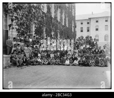 Ritratto di gruppo di studenti e insegnanti presso l'Università americana di Beirut Foto Stock