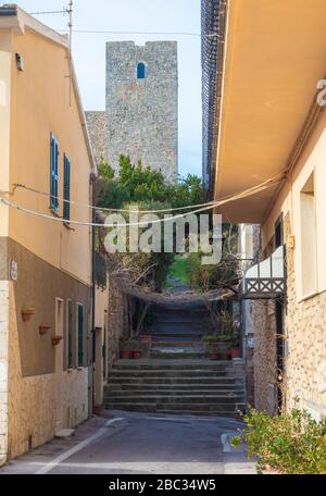 Talamone (Toscana, Italia) - piccolo borgo con porto e castello sul mare, nel comune di Orbetello, Monte Argentario, regione Toscana Foto Stock