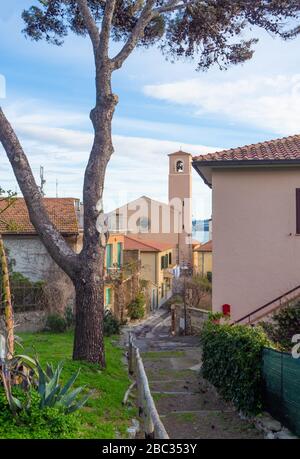 Talamone (Toscana, Italia) - piccolo borgo con porto e castello sul mare, nel comune di Orbetello, Monte Argentario, regione Toscana Foto Stock