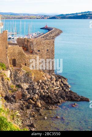 Talamone (Toscana, Italia) - piccolo borgo con porto e castello sul mare, nel comune di Orbetello, Monte Argentario, regione Toscana Foto Stock