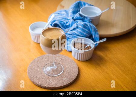 Caffè Dalgona, bevanda di tendenza TikTok, con ingredienti - caffè, zucchero e acqua. Foto Stock