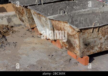 Benna per calcestruzzo da costruzione. Serbatoi per il trasporto di conglomerato cementizio su un cantiere. Benna per calcestruzzo bagnato Foto Stock