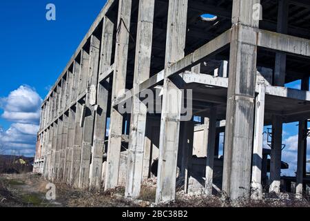 Fabbrica di viscosa devastata in Serbia nella città di Loznica. Un tempo leader e potente fabbrica, il crollo della Jugoslavia è completamente crollato. Foto Stock