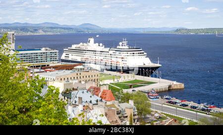 La MS Zaandam, una nave da crociera di proprietà e gestita dalla Holland America Line attraccata nella Vecchia Quebec in estate durante il viaggio in Canada Foto Stock