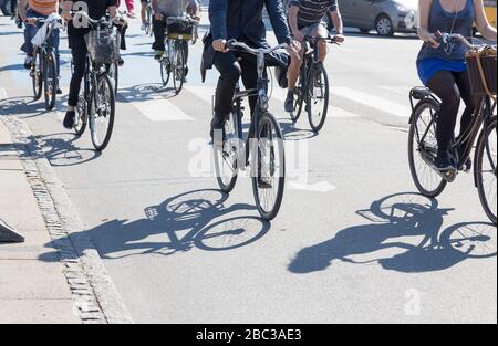 Ciclisti sulla pista ciclabile a Copenhagen Foto Stock