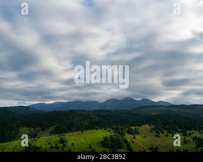 Estate a Spisz in Polonia e Slovacchia con vista sui Monti Tatra. Cielo drammatico. Foto Stock