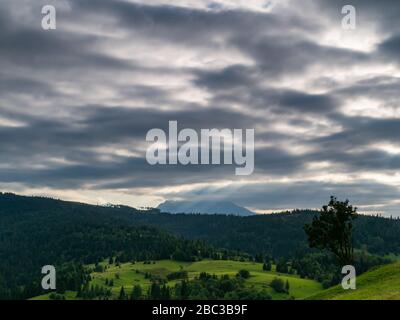 Autunno a Spisz in Polonia e Slovacchia con vista sui Monti Tatra. Cielo drammatico. Foto Stock