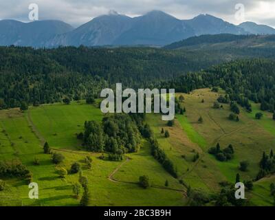 Estate a Spisz in Polonia e Slovacchia con vista sui Monti Tatra. Foto Stock