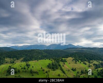 Estate a Spisz in Polonia e Slovacchia con vista sui Monti Tatra. Cielo drammatico. Foto Stock