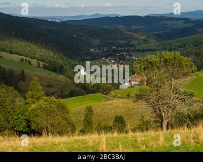 Estate a Spisz in Polonia e Slovacchia con vista sulle montagne e sui villaggi di Tatra. Foto Stock