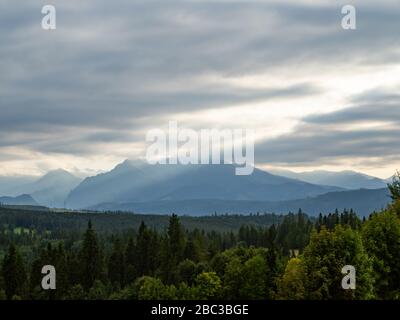 Autunno a Spisz in Polonia e Slovacchia con vista sui Monti Tatra. Cielo drammatico. Foto Stock