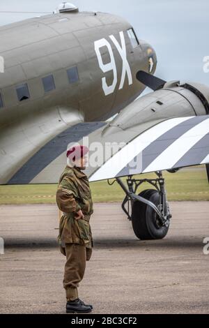 Paracadutista britannico e C-47A Douglas Dakota durante l'evento di Daks over Normandy, Duxford Airfield, Cambridgeshire, Regno Unito Foto Stock