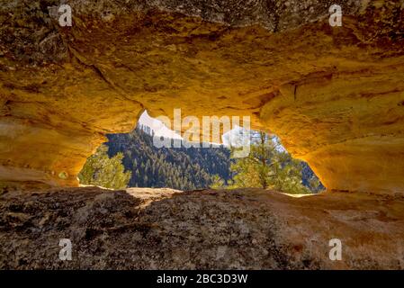 Un arco di roccia lungo il Telephone Trail a nord di Sedona AZ. E 'tra un gruppo di archi chiamati i fori di PEEP. Foto Stock