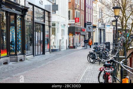 Vista sul centro di Utrecht con negozi chiusi presso l'Oudegracht (canale Vecchio). Le strade sono tranquille a causa della pandemia COVID-19. Paesi Bassi. Foto Stock
