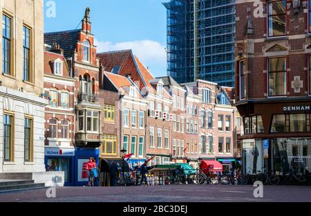 Vista sul centro di Utrecht con Stadhuisbrug e il Vismarkt. Le strade sono tranquille a causa della pandemia COVID-19 (corona). Paesi Bassi. Foto Stock