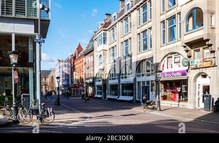 Vista su una tranquilla Kort Jansstraat in un pomeriggio soleggiato. Le strade sono deserte a causa della pandemia COVID-19 (corona). Utrecht, Paesi Bassi. Foto Stock
