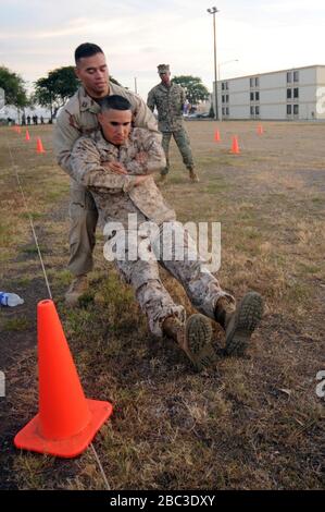 I Marines, i marinai e i soldati del GTMO eseguono un test di idoneità di combattimento Foto Stock