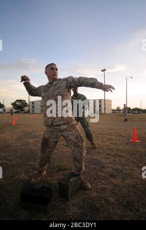 I Marines, i marinai e i soldati del GTMO eseguono un test di idoneità di combattimento Foto Stock