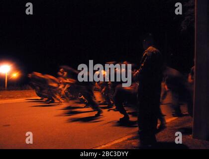 I Marines, i marinai e i soldati di GTMO eseguono un test di idoneità al combattimento Foto Stock