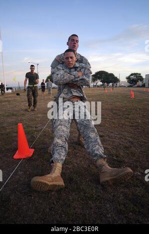 I marinai e i soldati di GTMO Marines eseguono un test di fitness di combattimento Foto Stock