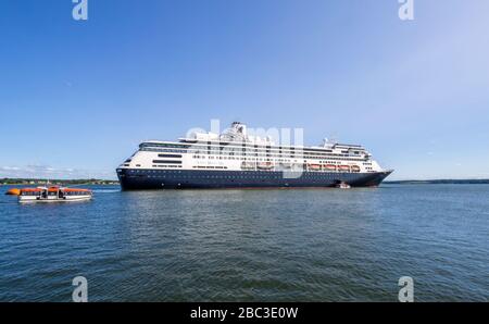 MS Zaandam, una nave da crociera di proprietà e gestito da Holland America Line ormeggiata a Charlottetown, Canada, nella bella estate Foto Stock