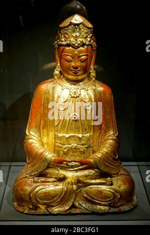 Guanyin boddhisattva, seduto, Cina, dinastia Ming, metà 1400s, bronzo laccato con oro Foto Stock