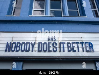 GLASGOW, Regno Unito – 28 MARZO 2020 – Tribute to the British National Health Service (NHS) on A Theatre Marquee during the Coronavirus Pandemic Foto Stock