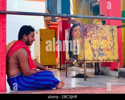 Sacerdote al Tempio di Kalijai, Lago Chilika, Odisha, India Foto Stock