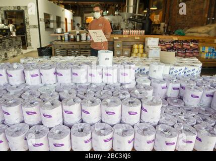 Santa Barbara, California, Stati Uniti. 2nd Apr, 2020. Una caffetteria locale vende cibo e articoli per la casa, compresa carta igienica, che sono difficili da trovare nei negozi di alimentari a causa del panico di acquisto in seguito alla pandemia di coronavirus. Credito: PJ Heller/ZUMA Wire/Alamy Live News Foto Stock