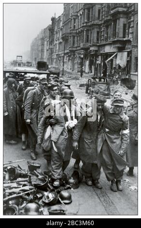 Archivio della seconda guerra mondiale catturati prigionieri dell'esercito tedesco nazista della Wehrmacht i soldati escono dalla stazione della U-Bahn "Oranienburger Tor", Berlino, maggio 1945 la Germania nazista si arrende nella seconda guerra mondiale Foto Stock