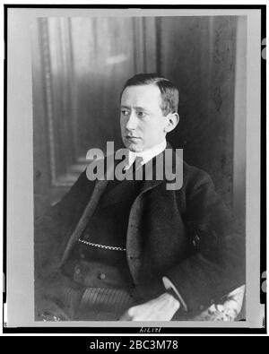 Guglielmo Marconi, ritratto a mezza lunghezza, seduto, rivolto a sinistra Foto Stock