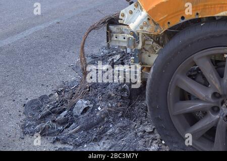 auto bruciate in città, alcuni dettagli dopo un incendio in uno dei quartieri della città selezionati Foto Stock